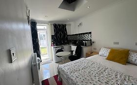Luxury Ensuite Studio In Crayford Dartford Bexley London With Full Kitchen And Side Garden Alleyway Entrance