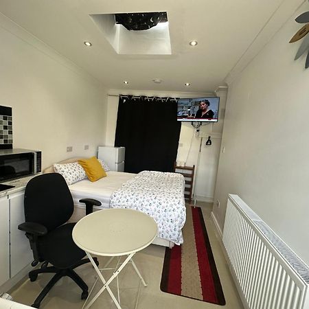 Luxury Ensuite Studio In Crayford Dartford Bexley London With Full Kitchen And Side Garden Alleyway Entrance Erith Exterior photo