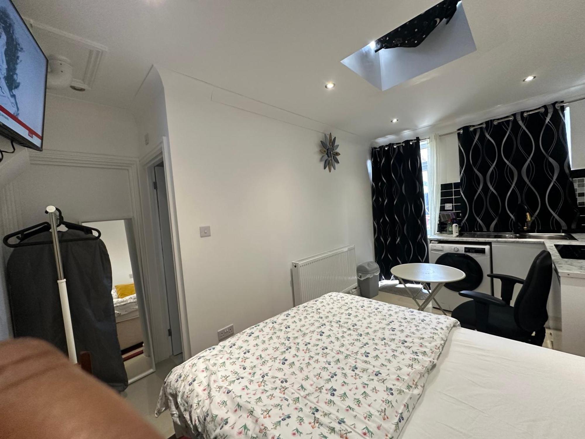 Luxury Ensuite Studio In Crayford Dartford Bexley London With Full Kitchen And Side Garden Alleyway Entrance Erith Exterior photo