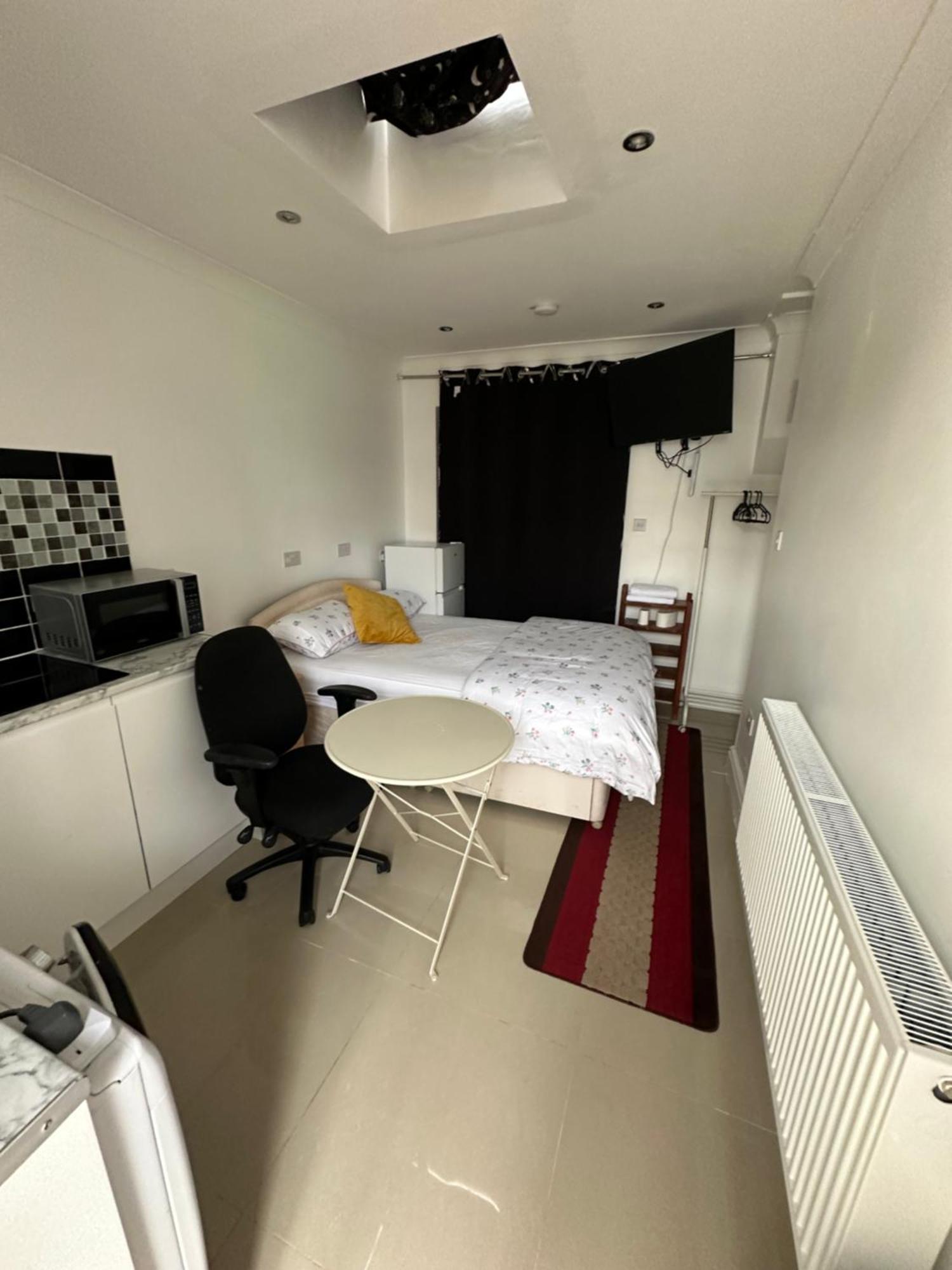 Luxury Ensuite Studio In Crayford Dartford Bexley London With Full Kitchen And Side Garden Alleyway Entrance Erith Exterior photo