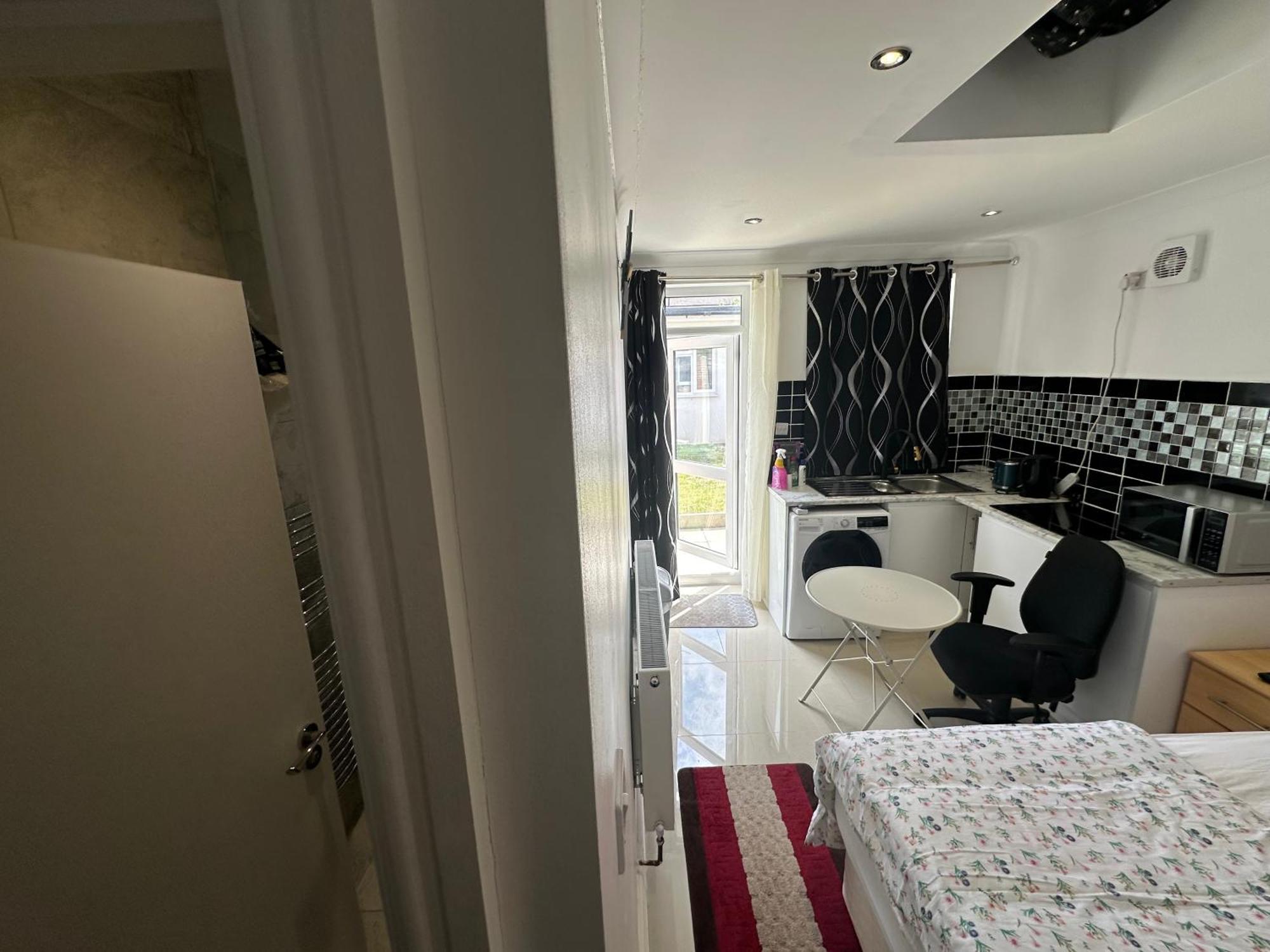 Luxury Ensuite Studio In Crayford Dartford Bexley London With Full Kitchen And Side Garden Alleyway Entrance Erith Exterior photo