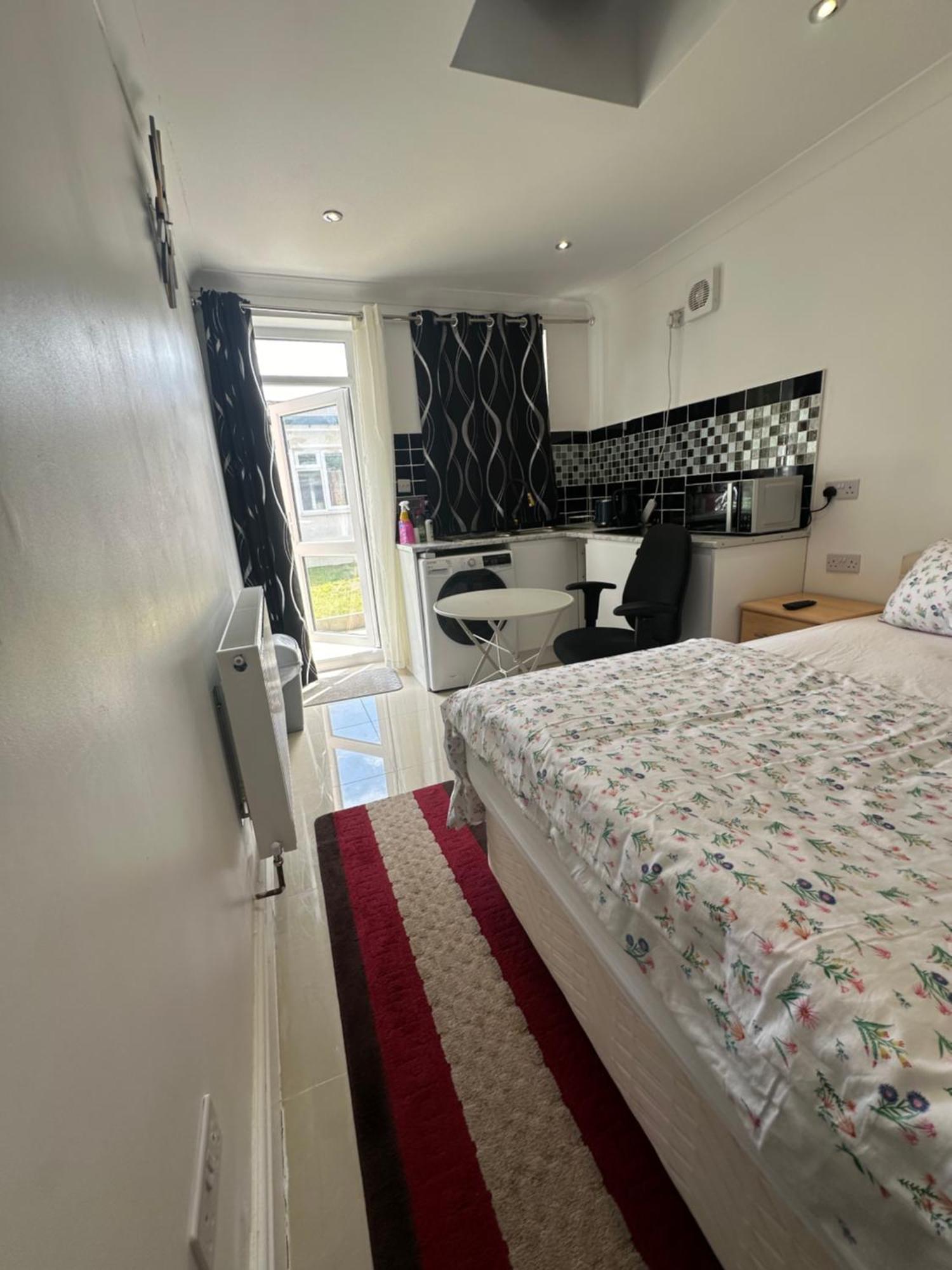Luxury Ensuite Studio In Crayford Dartford Bexley London With Full Kitchen And Side Garden Alleyway Entrance Erith Exterior photo