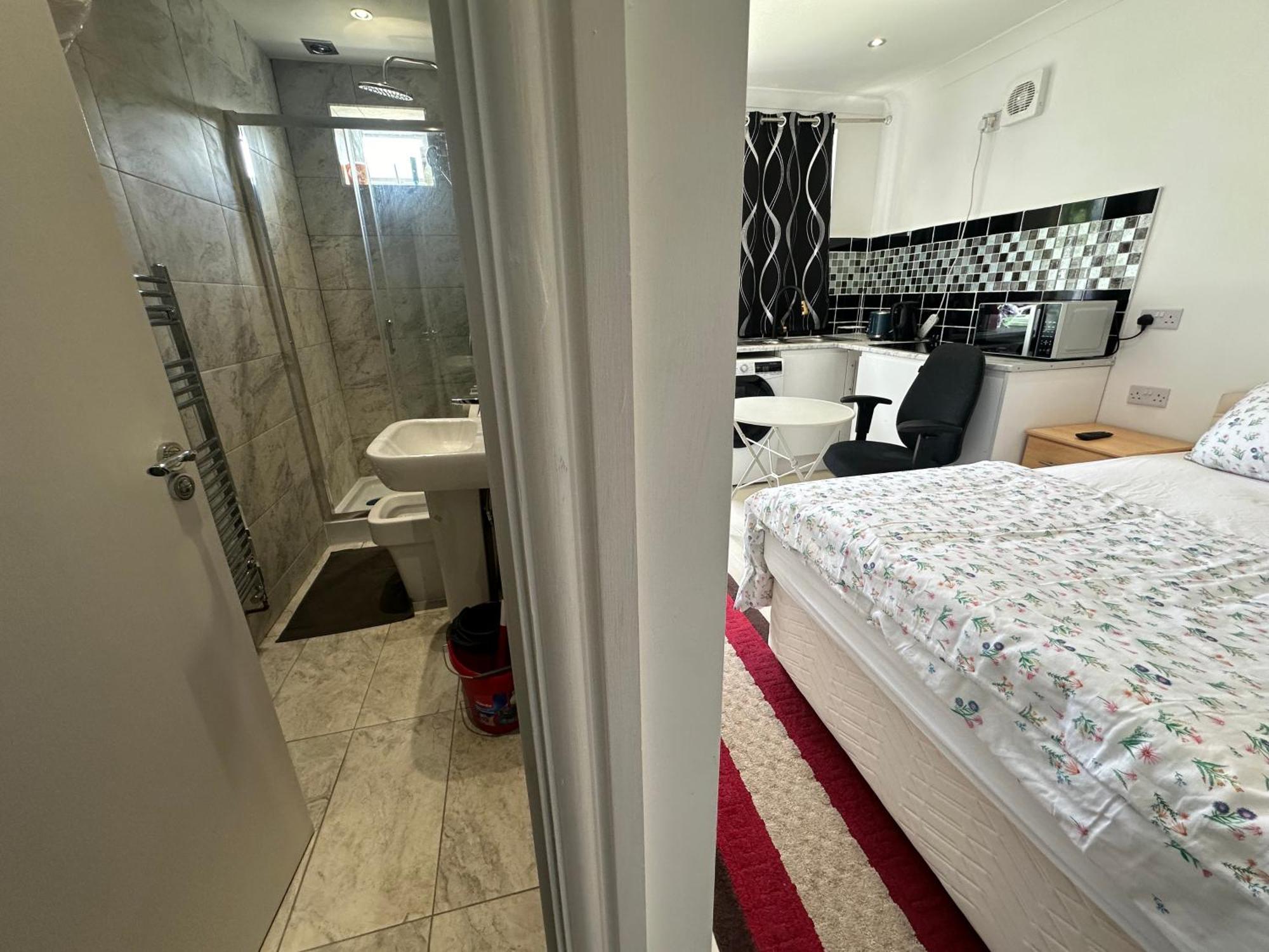 Luxury Ensuite Studio In Crayford Dartford Bexley London With Full Kitchen And Side Garden Alleyway Entrance Erith Exterior photo