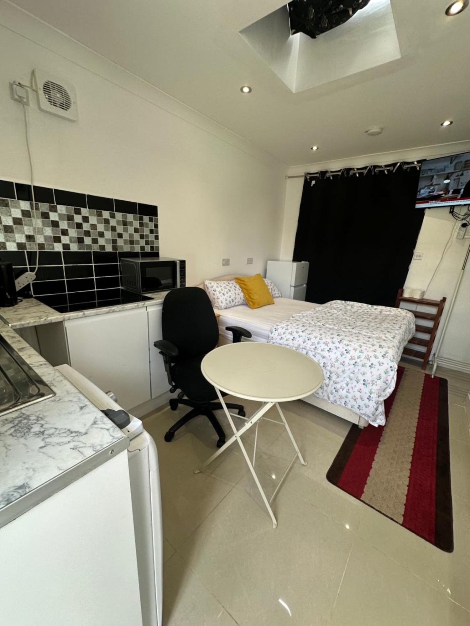Luxury Ensuite Studio In Crayford Dartford Bexley London With Full Kitchen And Side Garden Alleyway Entrance Erith Exterior photo