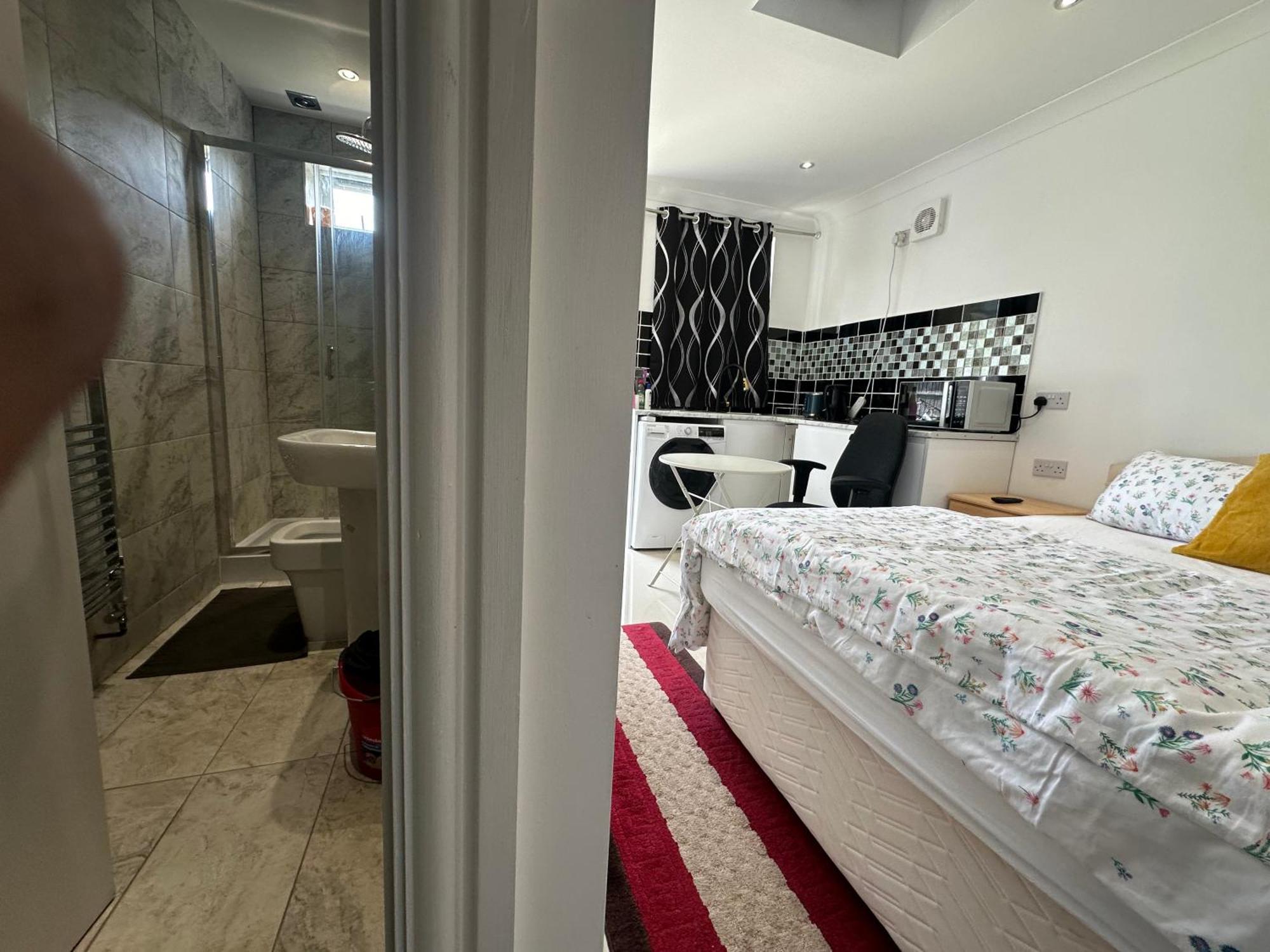 Luxury Ensuite Studio In Crayford Dartford Bexley London With Full Kitchen And Side Garden Alleyway Entrance Erith Exterior photo