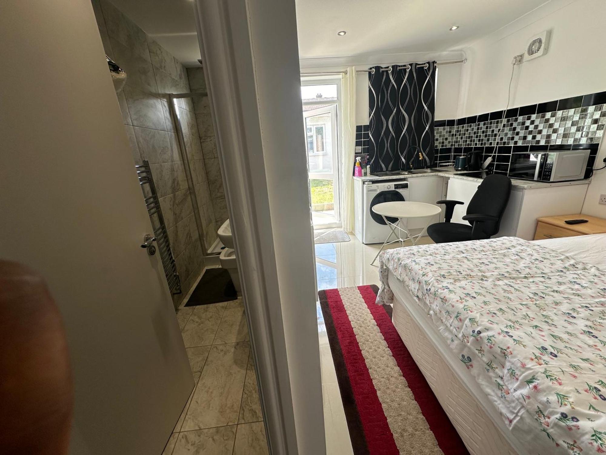Luxury Ensuite Studio In Crayford Dartford Bexley London With Full Kitchen And Side Garden Alleyway Entrance Erith Exterior photo