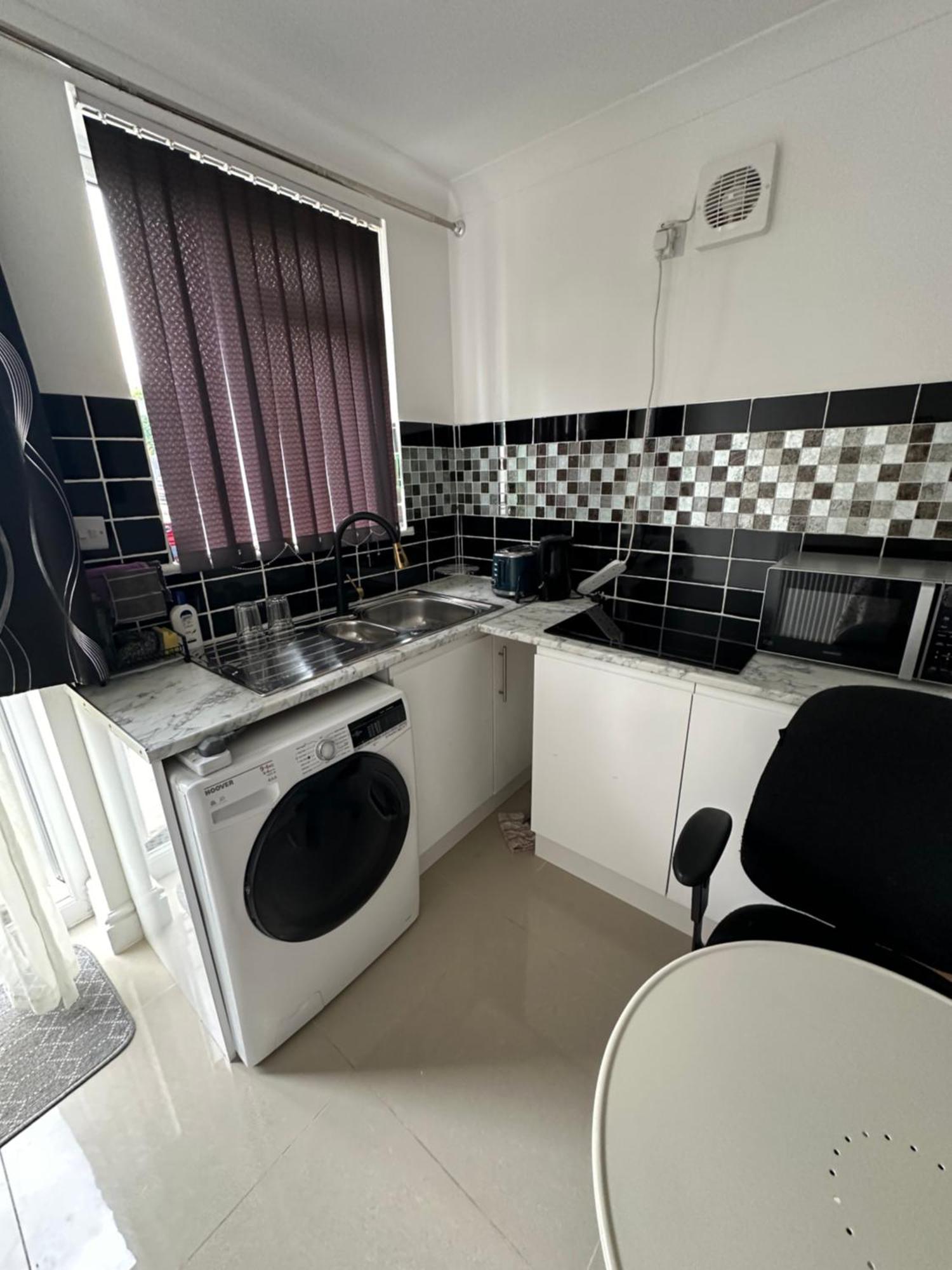 Luxury Ensuite Studio In Crayford Dartford Bexley London With Full Kitchen And Side Garden Alleyway Entrance Erith Exterior photo