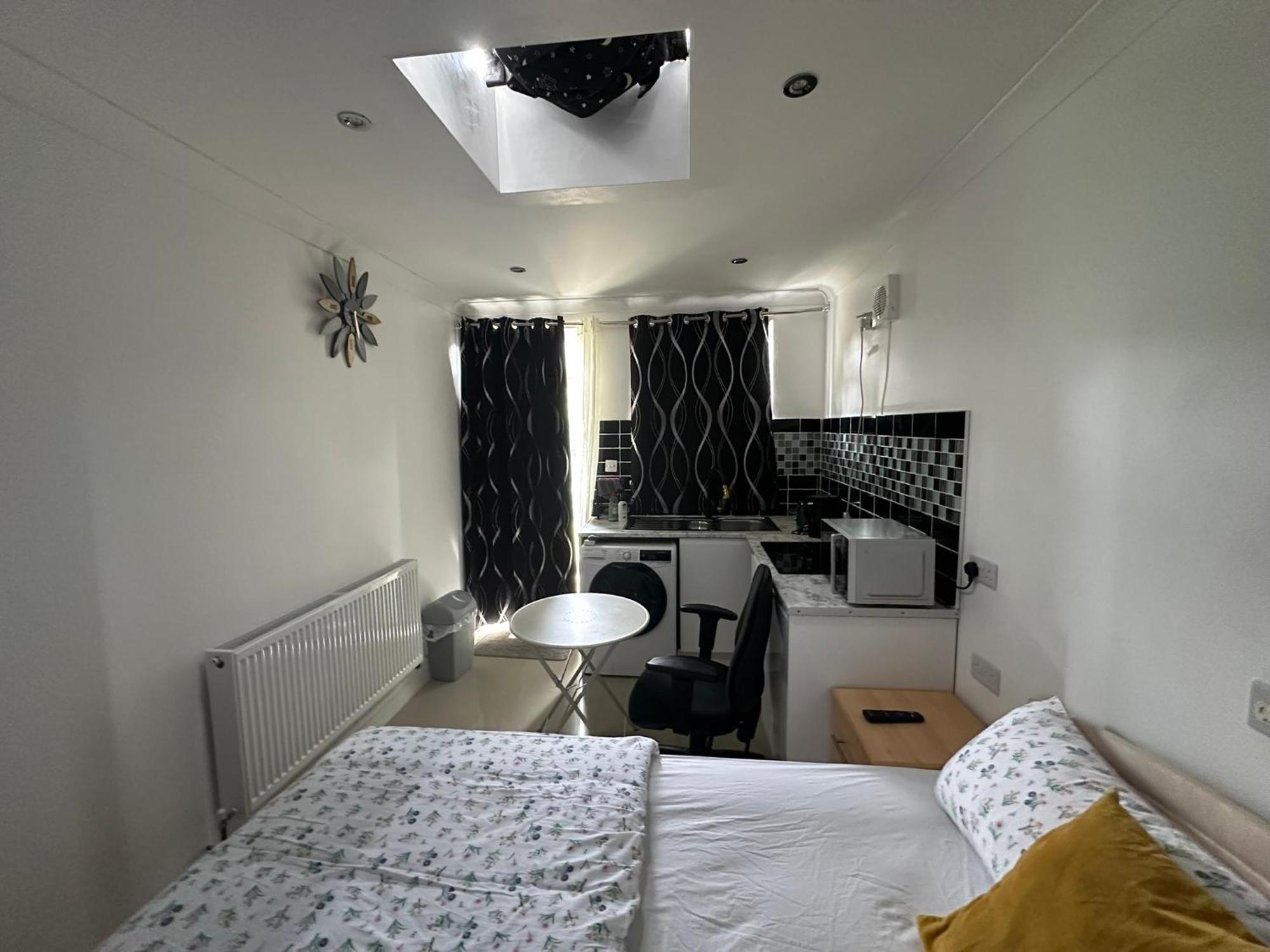 Luxury Ensuite Studio In Crayford Dartford Bexley London With Full Kitchen And Side Garden Alleyway Entrance Erith Exterior photo