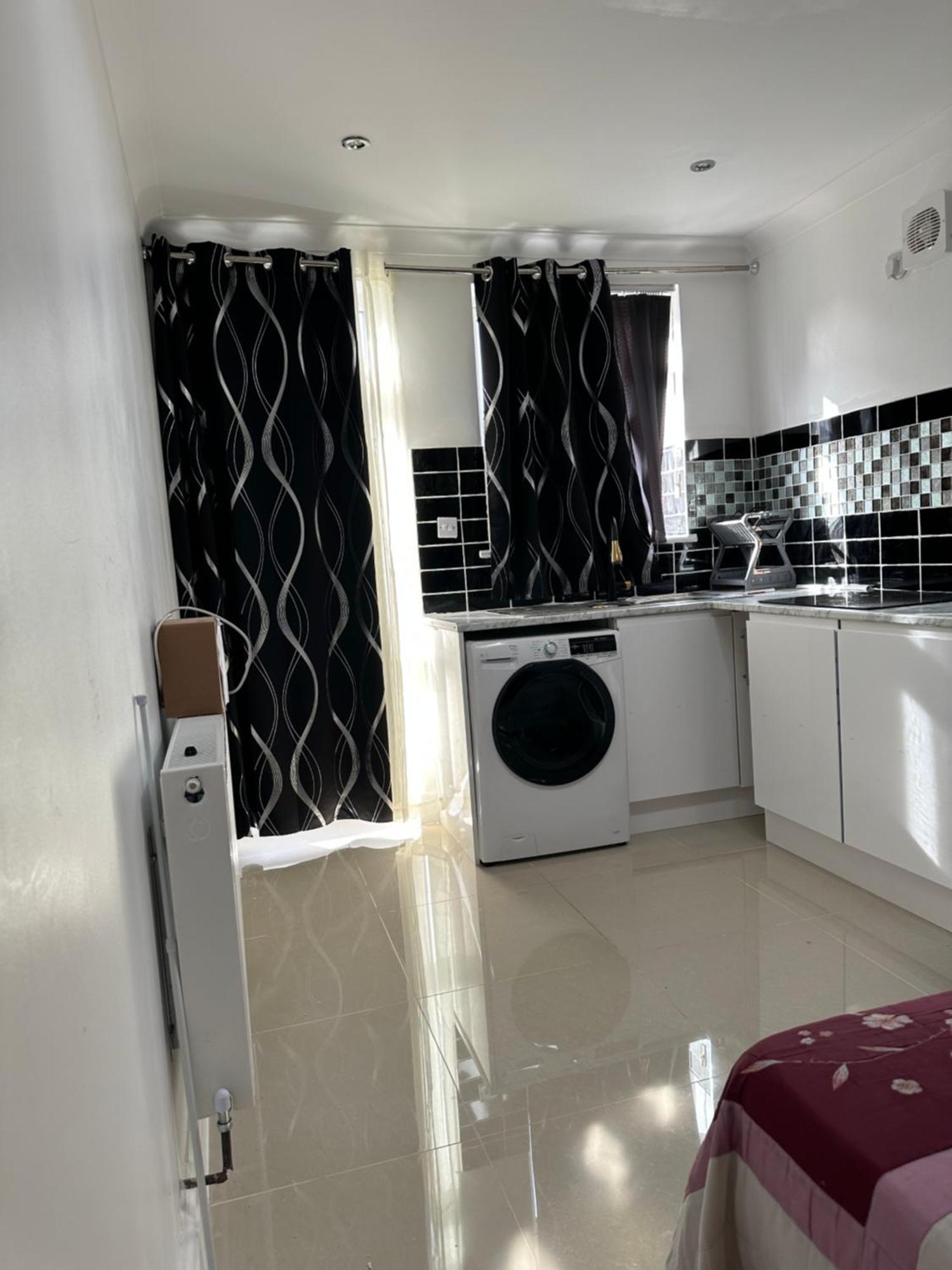 Luxury Ensuite Studio In Crayford Dartford Bexley London With Full Kitchen And Side Garden Alleyway Entrance Erith Exterior photo