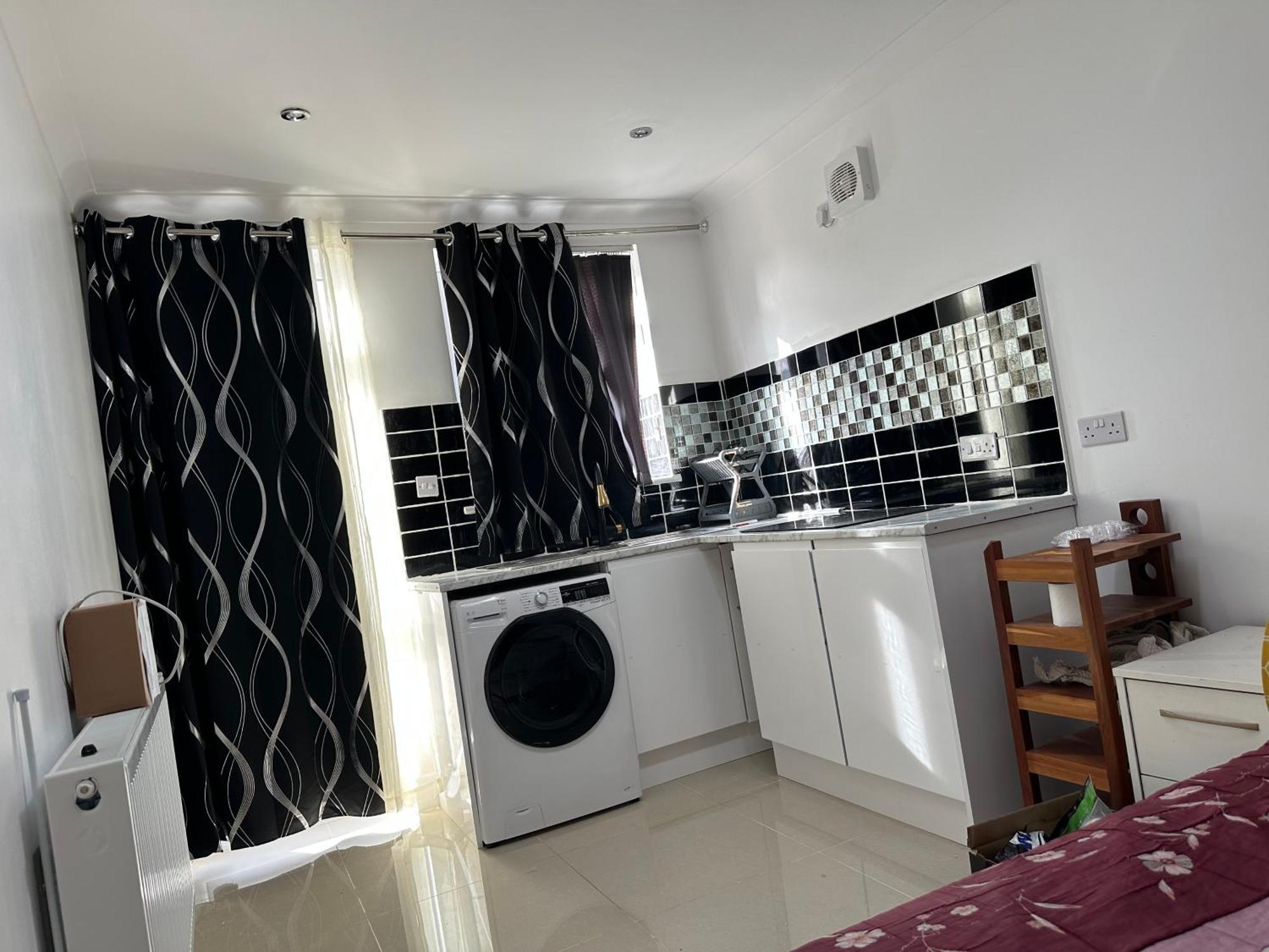 Luxury Ensuite Studio In Crayford Dartford Bexley London With Full Kitchen And Side Garden Alleyway Entrance Erith Exterior photo