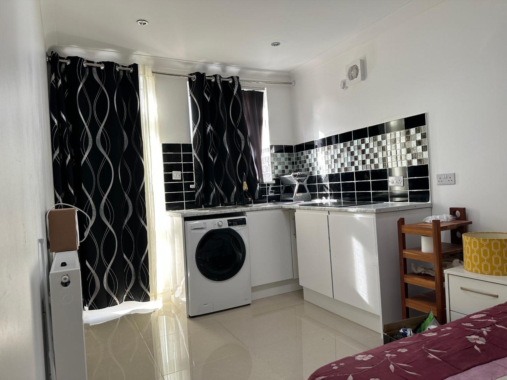 Luxury Ensuite Studio In Crayford Dartford Bexley London With Full Kitchen And Side Garden Alleyway Entrance Erith Exterior photo
