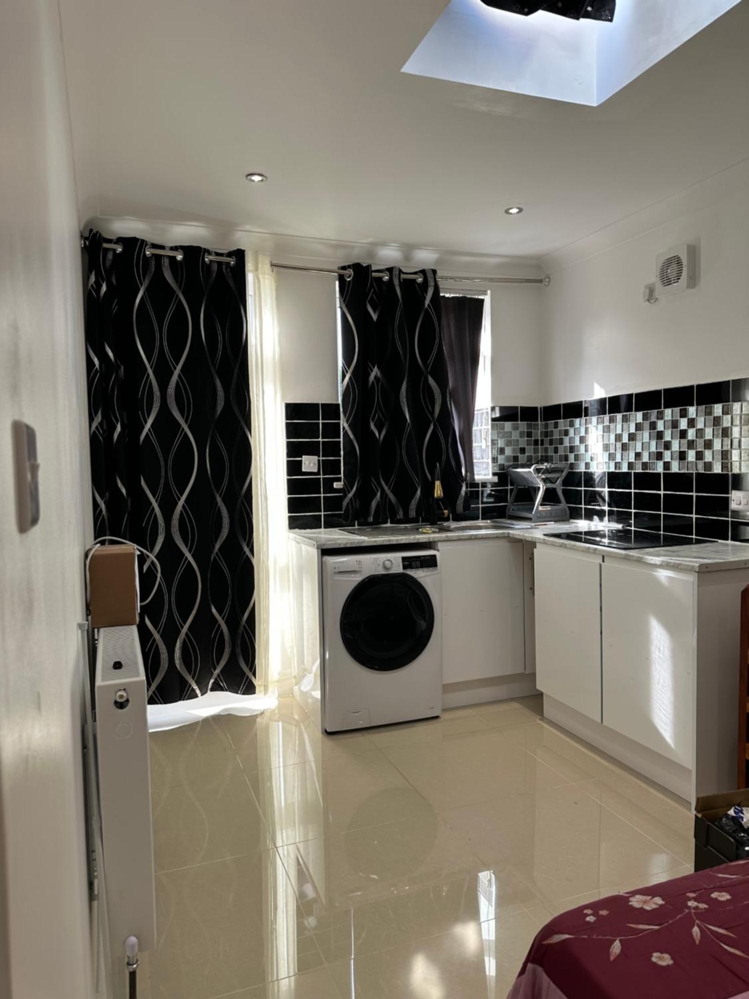 Luxury Ensuite Studio In Crayford Dartford Bexley London With Full Kitchen And Side Garden Alleyway Entrance Erith Exterior photo