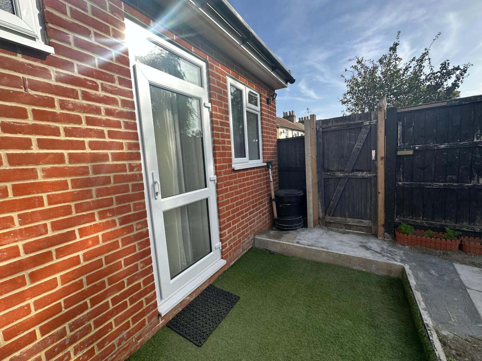 Luxury Ensuite Studio In Crayford Dartford Bexley London With Full Kitchen And Side Garden Alleyway Entrance Erith Exterior photo